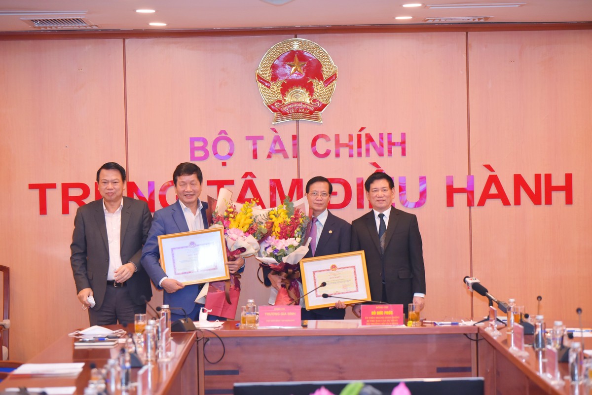 Bộ trưởng Bộ Tài chính trao bằng khen cho Tập đoàn SOVICO và Tập đoàn FPT. Bộ trưởng Bộ Tài chính trao bằng khen cho Tập đoàn SOVICO và Tập đoàn FPT.