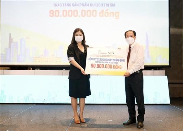 Đại diện doanh nghiệp trao tặng sản phẩm cho đại diện Sở Du lịch Thành phố Hồ Chí Minh. (Ảnh: Mỹ Phương/TTXVN).