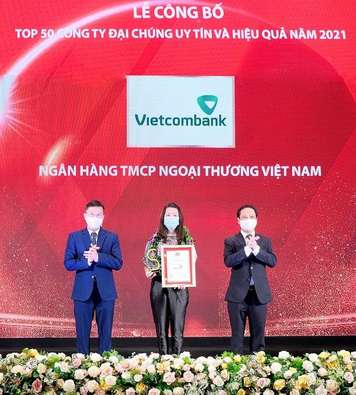 Đại diện Vietcombank nhận vinh danh Top 50 công ty đại chúng uy tín và hiệu quả năm 2021 từ Ban tổ chức chương trình. Đại diện Vietcombank nhận vinh danh Top 50 công ty đại chúng uy tín và hiệu quả năm 2021 từ Ban tổ chức chương trình.
