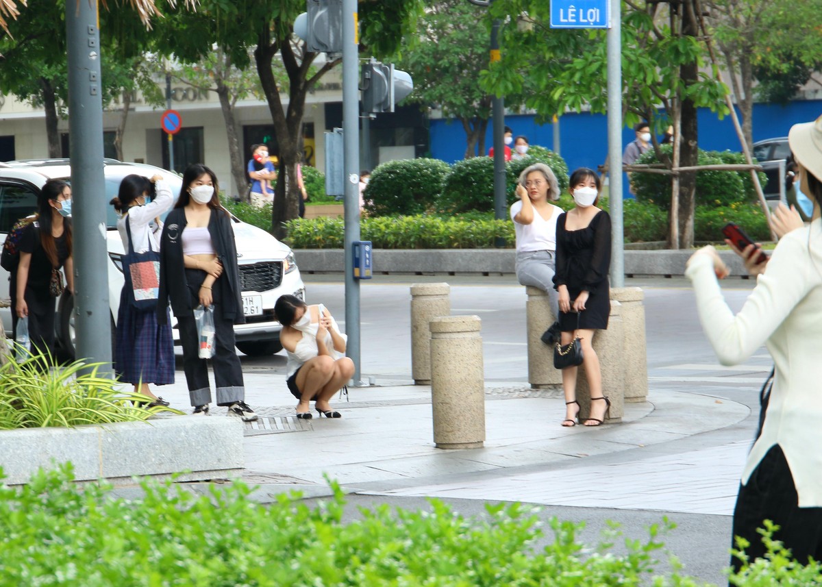 Ghi lại hình ảnh cuộc sống trong trạng thái “ bình thường mới”. Ghi lại hình ảnh cuộc sống trong trạng thái “ bình thường mới”.