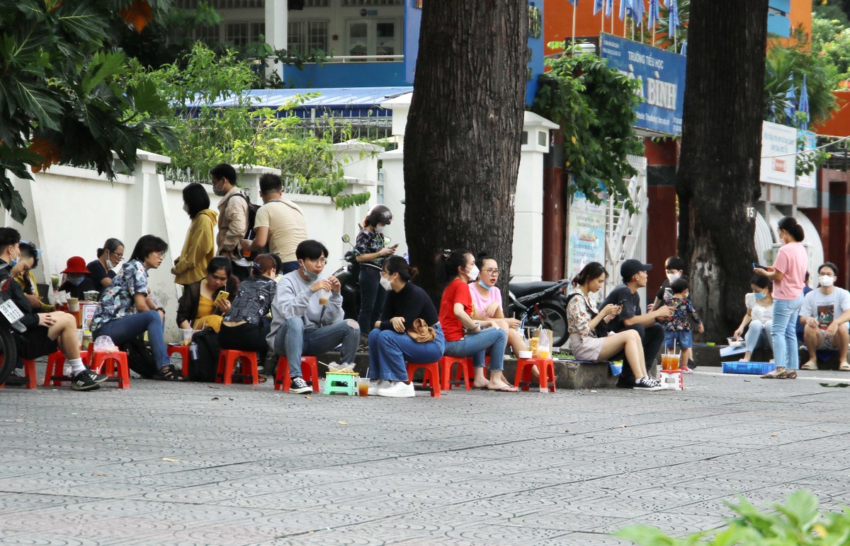 Hàng quán, cà phê vẫn chưa được phục vụ tại chỗ do đó điểm đến của các bạn trẻ là ngồi vỉa hè để ngắm người qua lại. Hàng quán, cà phê vẫn chưa được phục vụ tại chỗ do đó điểm đến của các bạn trẻ là ngồi vỉa hè để ngắm người qua lại.