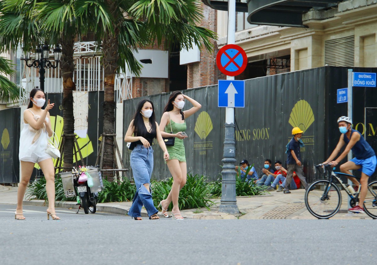 Sau khi dạo phố, các bạn trẻ sẽ rủ nhau đến các trung tâm thương mại gần đó để mua sắm. Sau khi dạo phố, các bạn trẻ sẽ rủ nhau đến các trung tâm thương mại gần đó để mua sắm.