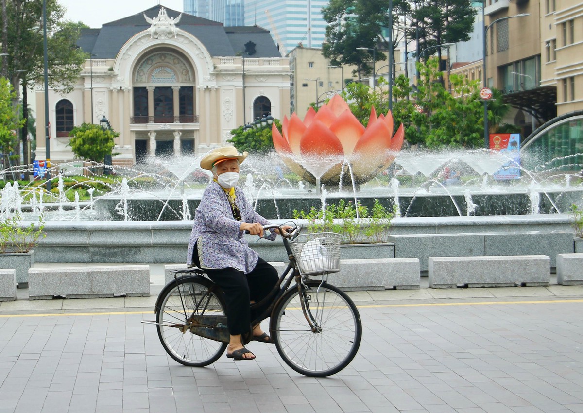 Người lớn tuổi đạp xe đến Quận 1, vừa tập thể dục vừa ngắm lại những khung cảnh thân quen Người lớn tuổi đạp xe đến Quận 1, vừa tập thể dục vừa ngắm lại những khung cảnh thân quen