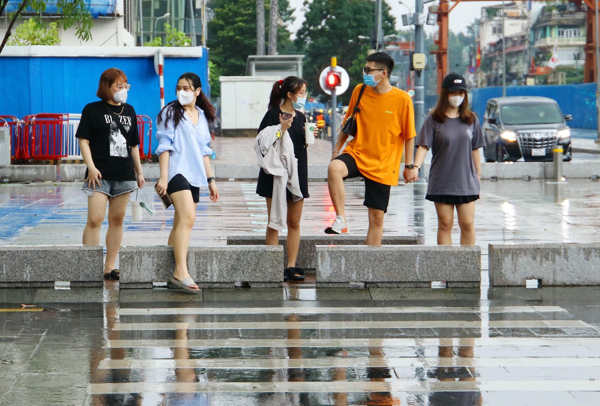 Phố đi bộ Nguyễn Huệ là điểm hẹn lý tưởng của các bạn trẻ sau giãn cách. Phố đi bộ Nguyễn Huệ là điểm hẹn lý tưởng của các bạn trẻ sau giãn cách.