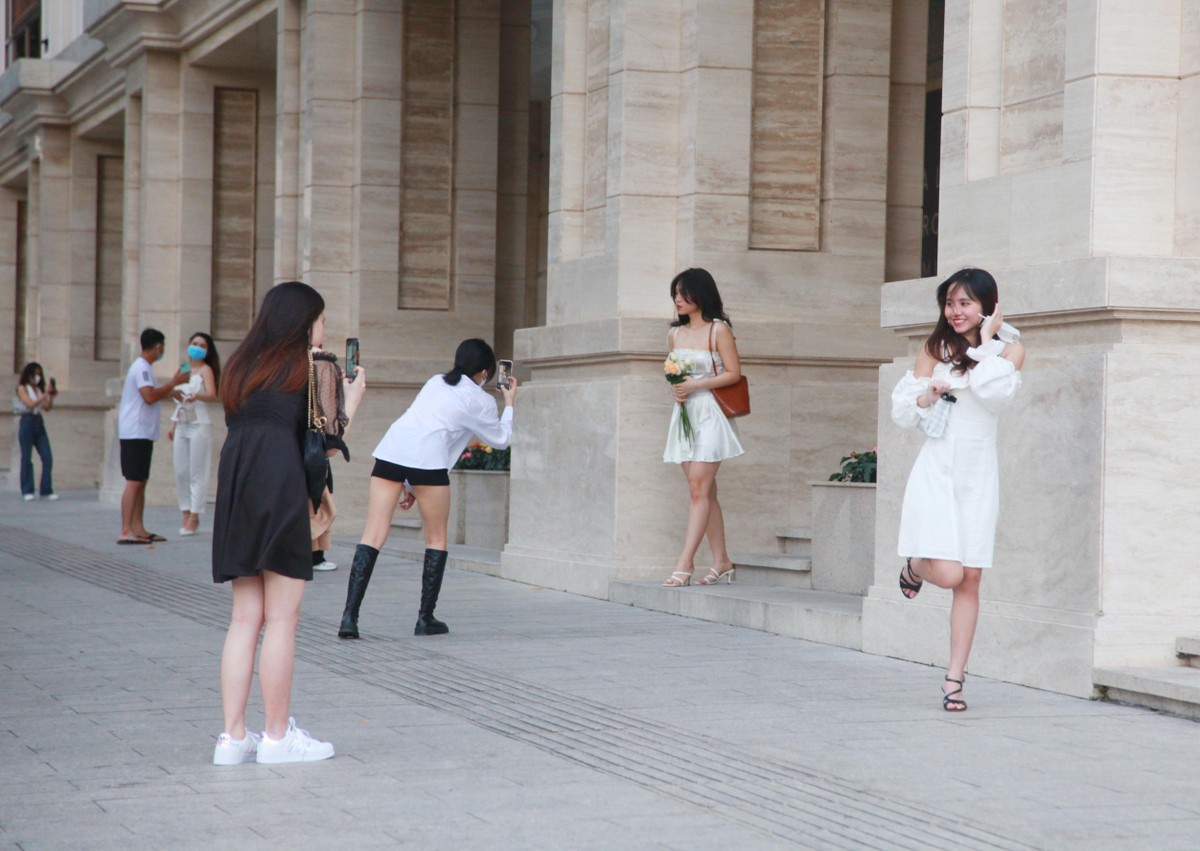 Các bạn trẻ tận hưởng những ngày “ bình thường mới”. Các bạn trẻ tận hưởng những ngày “ bình thường mới”.