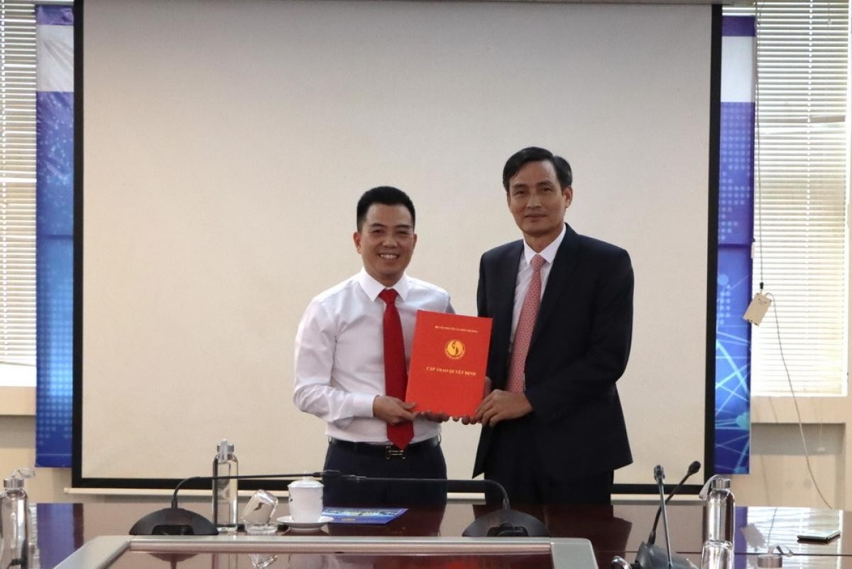 Thứ trưởng Bộ TN&MT Trần Quý Kiên trao quyết định điều động, bổ nhiệm ông Đặng Ngọc Điệp - Chánh Văn phòng Bộ giữ chức Vụ trưởng Vụ Kế hoạch-Tài chính. Thứ trưởng Bộ TN&MT Trần Quý Kiên trao quyết định điều động, bổ nhiệm ông Đặng Ngọc Điệp - Chánh Văn phòng Bộ giữ chức Vụ trưởng Vụ Kế hoạch-Tài chính.