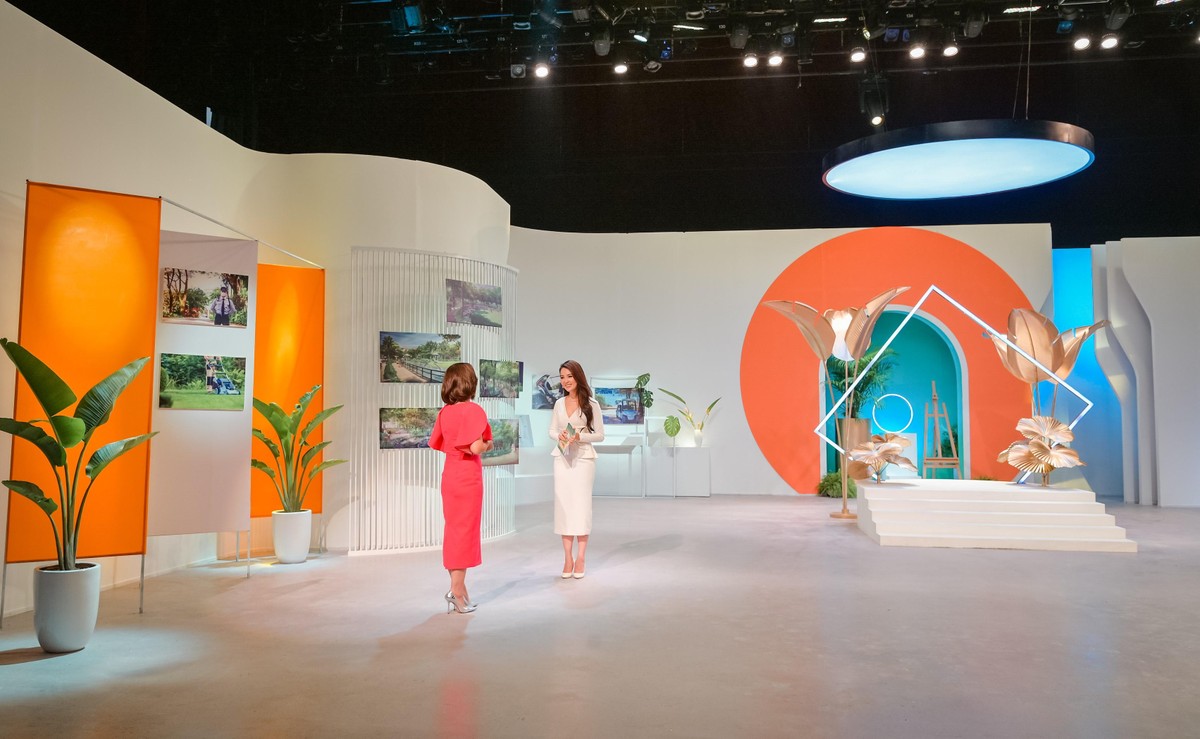 Các nhân vật trải nghiệm giới thiệu chuỗi dịch vụ đẳng cấp tại Sun Tropical Village thông qua những bức tranh. Các nhân vật trải nghiệm giới thiệu chuỗi dịch vụ đẳng cấp tại Sun Tropical Village thông qua những bức tranh.