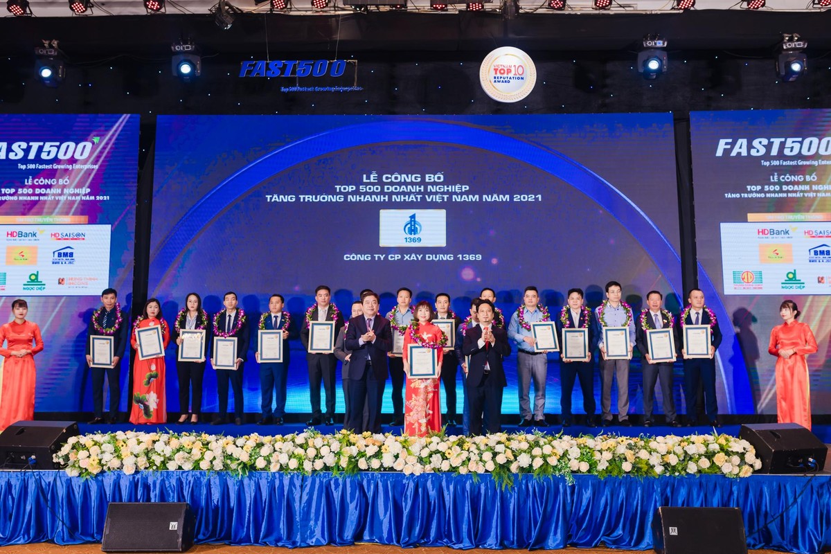 Bà Nguyễn Thị Thúy - Phó tổng giám đốc đại diện nhận vinh danh giải thưởng Fast 500.