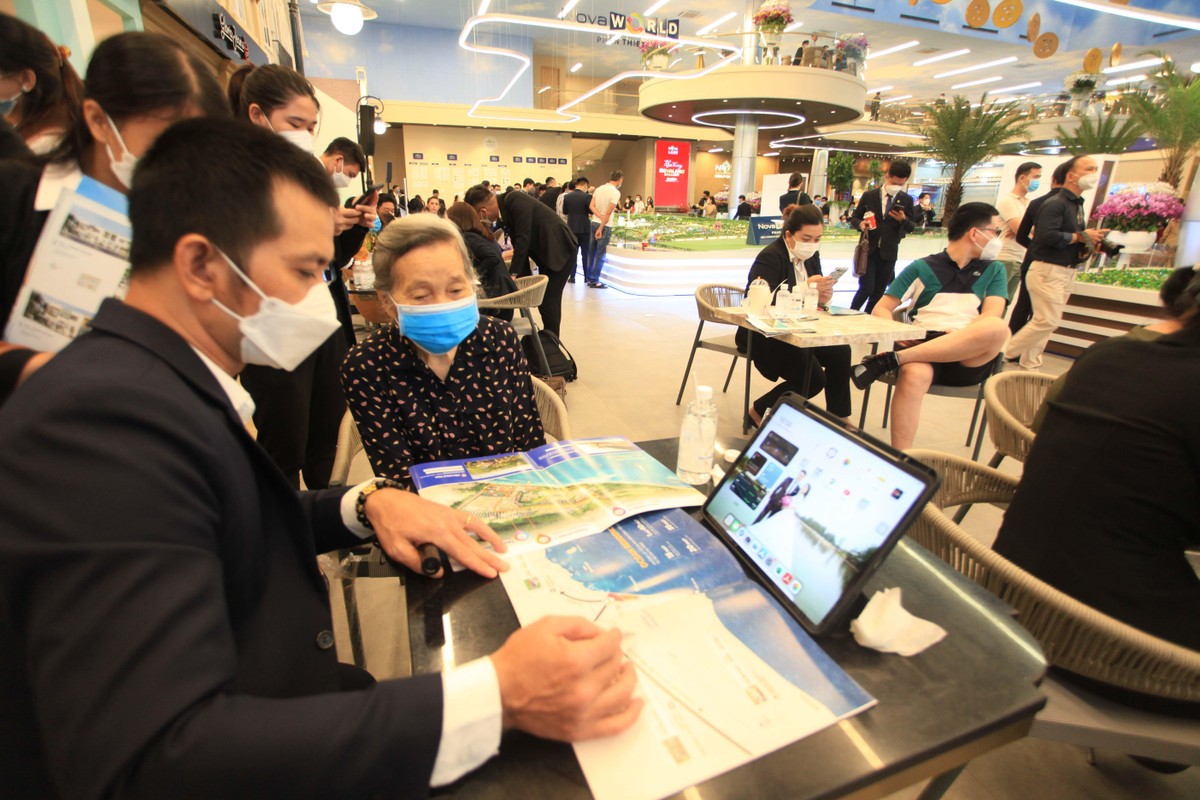 Một khách hàng lớn tuổi sau khi thăm quan các sa bàn, quyết định tìm đến tư vấn để tìm hiểu kỹ về các vị trí cụ thể. Một khách hàng lớn tuổi sau khi thăm quan các sa bàn, quyết định tìm đến tư vấn để tìm hiểu kỹ về các vị trí cụ thể.