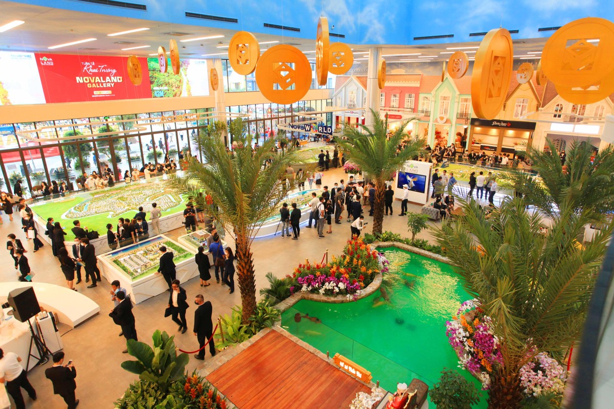 Nhộn nhịp khách thăm quan ngày khai trương. Nhộn nhịp khách thăm quan ngày khai trương.