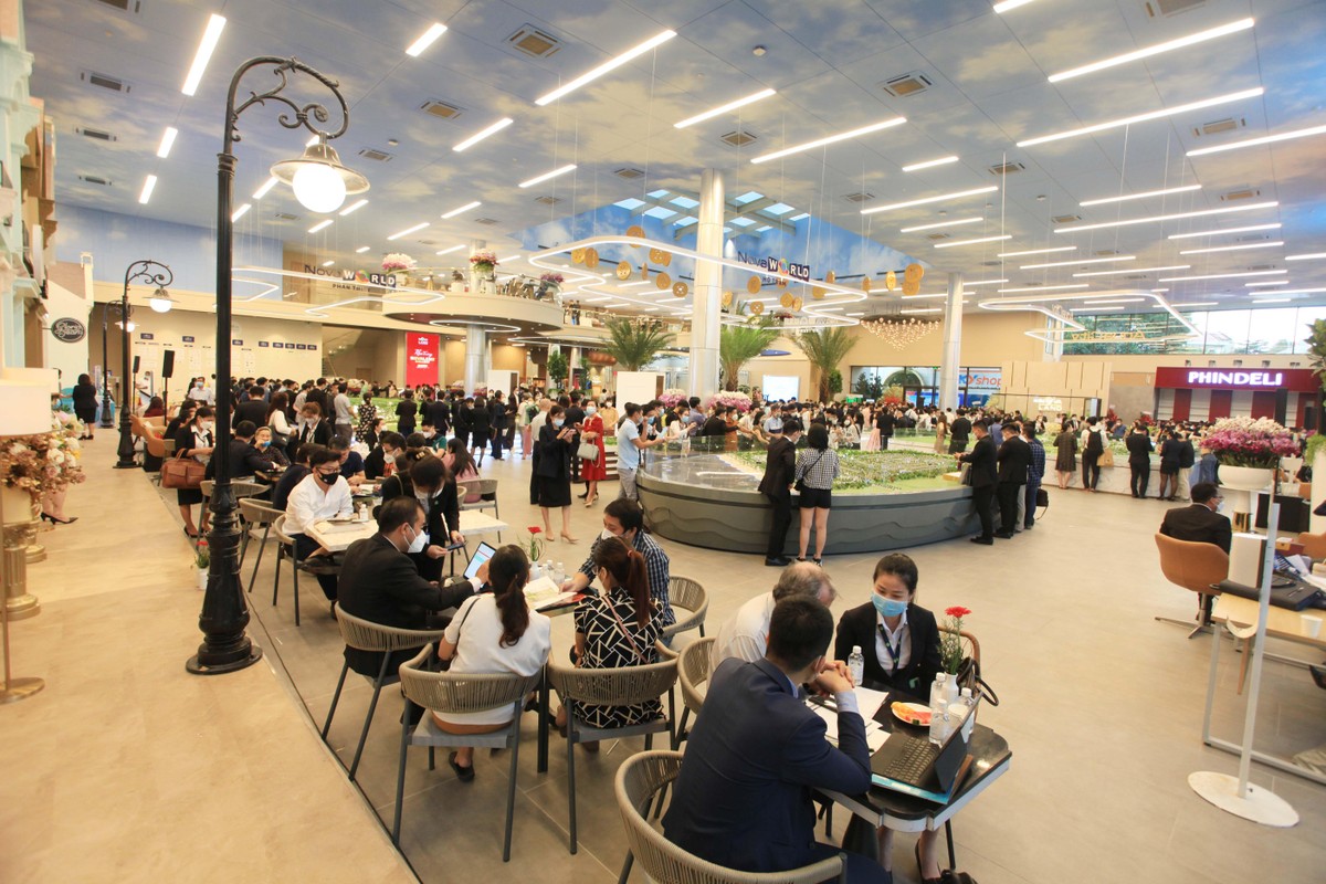 Xuyên suốt tuần lễ khai trương, khách hàng khi đến tham quan và giao dịch tại Novaland Gallery sẽ có cơ hội nhận được nhiều ưu đãi hấp dẫn như chiết khấu đến 5%, Gift Voucher 100 triệu đồng, bốc thăm may mắn khi lựa chọn sản phẩm trong tuần lễ khai trương từ 06- 14/11. Xuyên suốt tuần lễ khai trương, khách hàng khi đến tham quan và giao dịch tại Novaland Gallery sẽ có cơ hội nhận được nhiều ưu đãi hấp dẫn như chiết khấu đến 5%, Gift Voucher 100 triệu đồng, bốc thăm may mắn khi lựa chọn sản phẩm trong tuần lễ khai trương từ 06- 14/11.