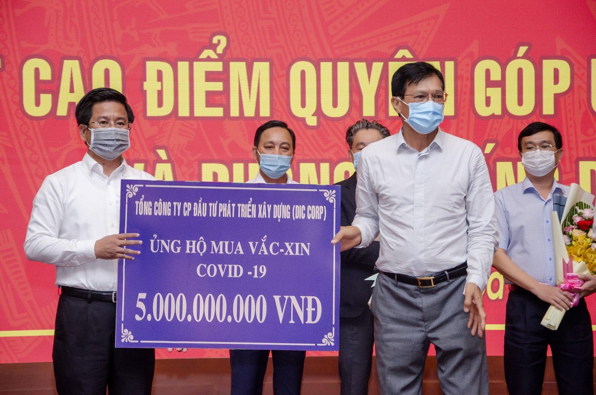 Tập đoàn DIC ủng hộ UBMTTQ Việt Nam tỉnh Bà Rịa – Vũng Tàu 5 tỷ đồng kinh phí mua vaccine và phòng, chống dịch bệnh Covid-19 vào tháng 5/2021. Tập đoàn DIC ủng hộ UBMTTQ Việt Nam tỉnh Bà Rịa – Vũng Tàu 5 tỷ đồng kinh phí mua vaccine và phòng, chống dịch bệnh Covid-19 vào tháng 5/2021.