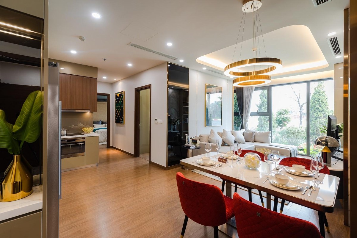 Không gian phòng khách liên thông phòng căn và căn bếp trong căn hộ lớn của Dual Key The Matrix One.