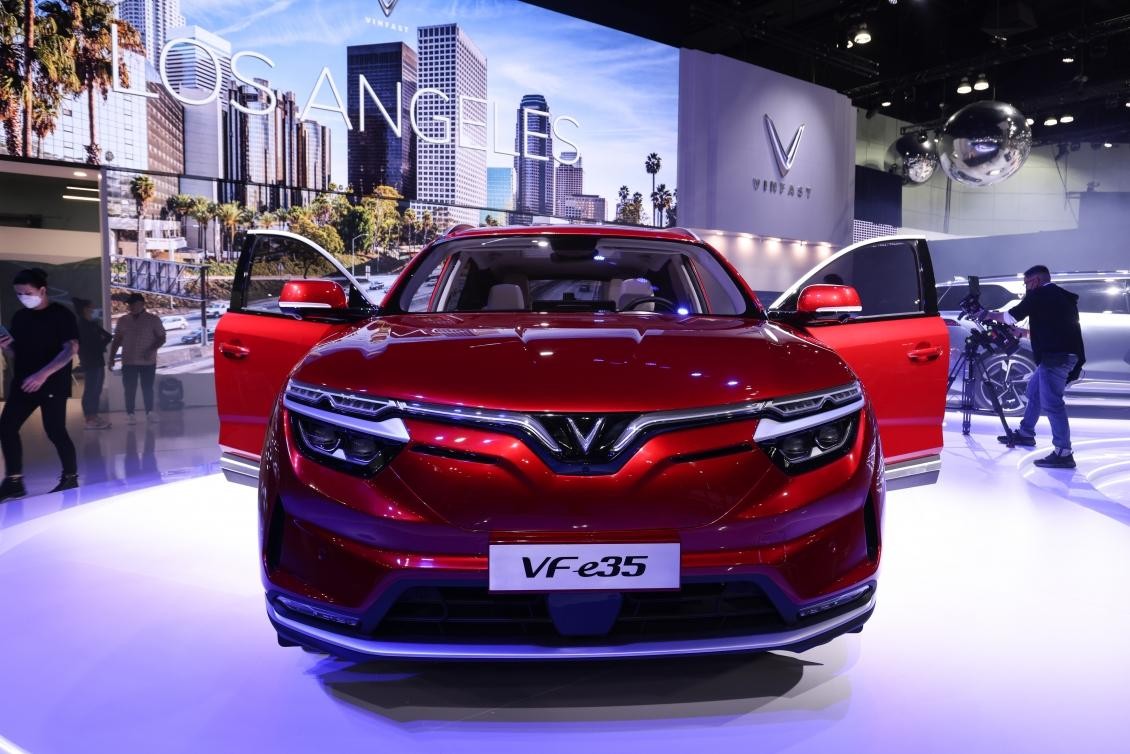 VinFast VF e35 sở hữu kích thước và khả năng vận hành được cho sánh ngang với Tesla Model Y tại thị trường Mỹ. VinFast VF e35 sở hữu kích thước và khả năng vận hành được cho sánh ngang với Tesla Model Y tại thị trường Mỹ.