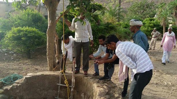 Lực lượng cứu hộ dùng thang gỗ để giải cứu con báo. Lực lượng cứu hộ dùng thang gỗ để giải cứu con báo.