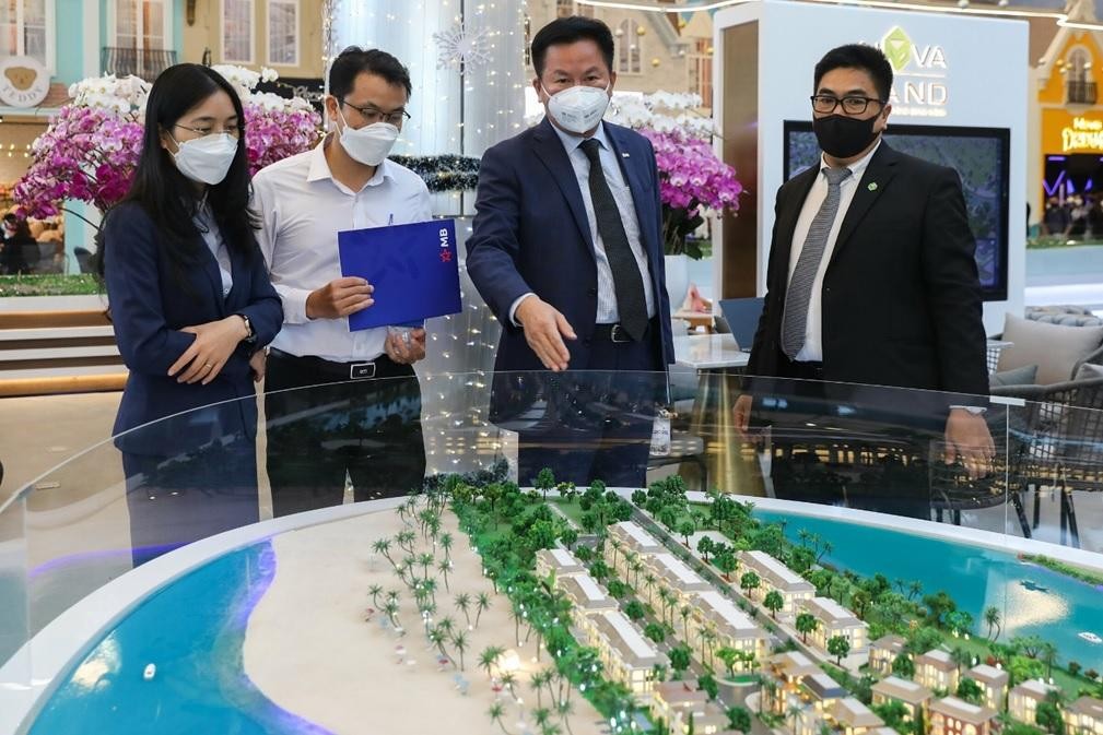 Đại diện Ngân hàng TMCP Quân đội tham quan Novaland Gallery. Đây được xem là nền tảng trải nghiệm mới mẻ, hấp dẫn giới thiệu các Dự án của Novaland và hệ sinh thái NovaGroup; là điểm hẹn lí tưởng cho các Khách hàng và đối tác vào dịp cuối năm Ảnh: Quỳnh Trần.