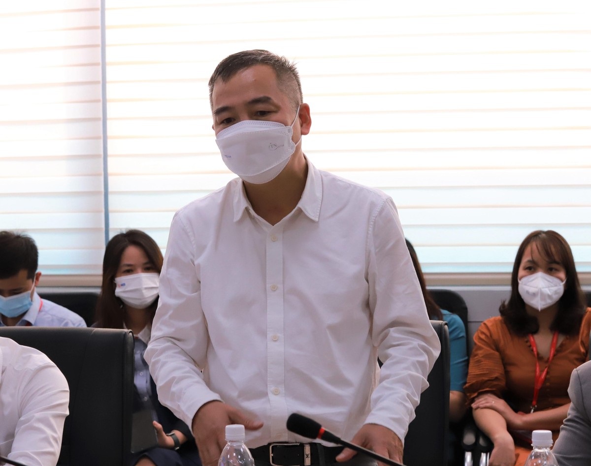 PGS. TS. BS. Nguyễn Lân Hiếu - Giám đốc Bệnh viện Đại Học Y Hà Nội và Giám đốc Bệnh viện điều trị người bệnh COVID-19 gửi lời cảm ơn đến Ban lãnh đạo và tập thể cán bộ nhân viên MB vì sự hỗ trợ kịp thời từ phía MB.