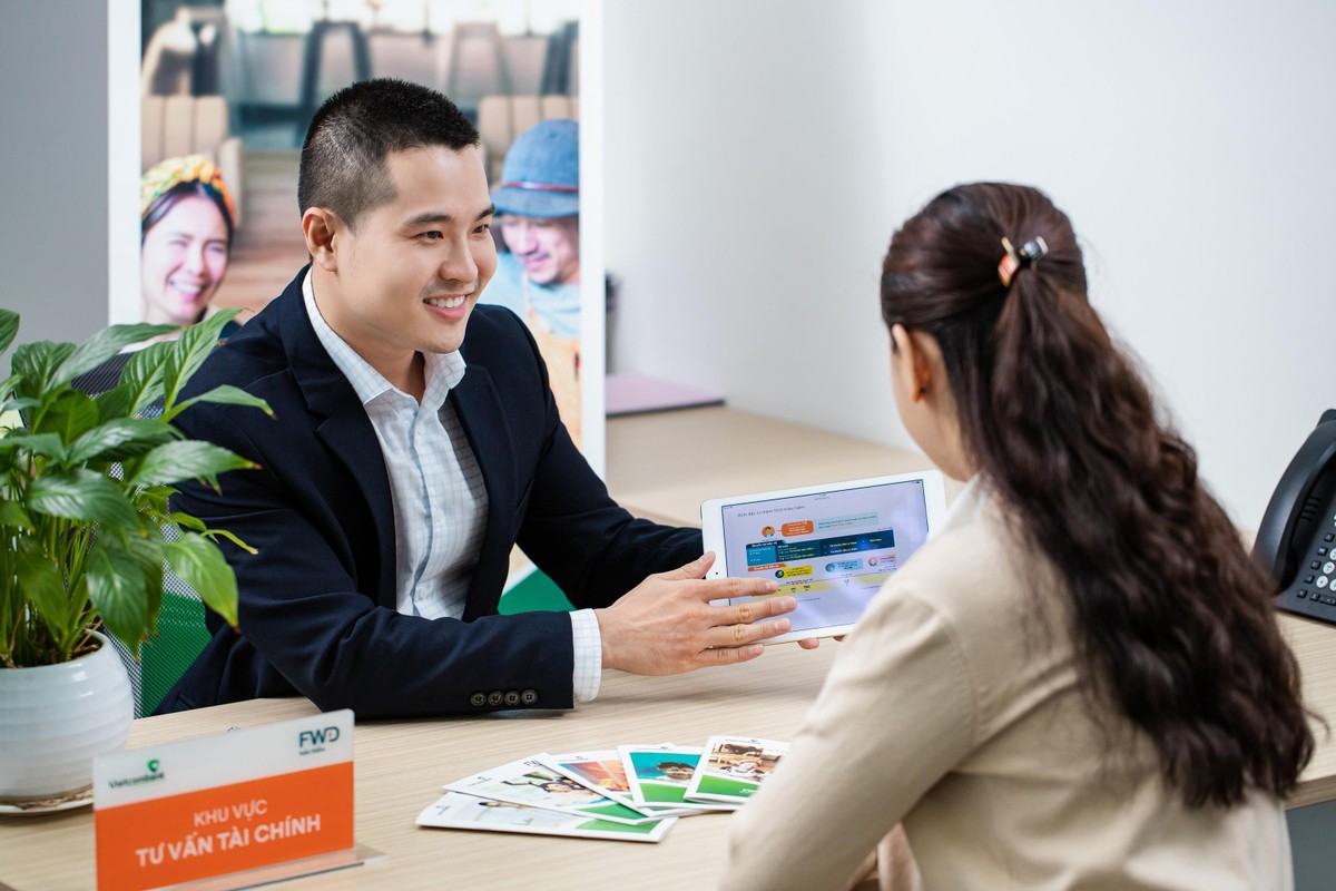 Tư vấn khách hàng về sản phẩm bảo hiểm FWD. Tư vấn khách hàng về sản phẩm bảo hiểm FWD.