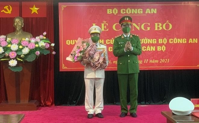 Thứ trưởng Nguyễn Duy Ngọc trao quyết định và chúc mừng Thượng tá Trần Quý Trường.