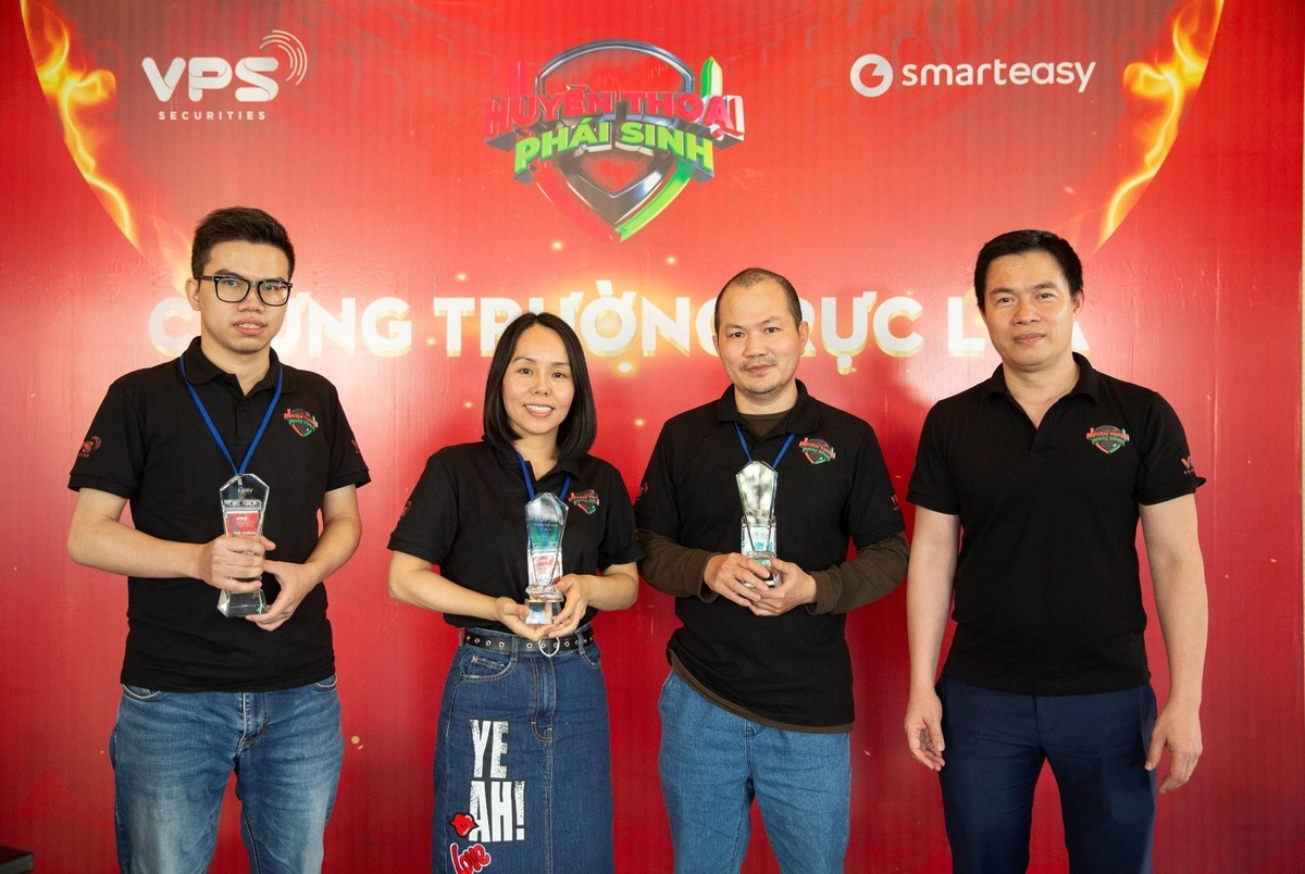 Các chứng thủ tham gia thi đấu trực tiếp được chuyên gia Lê Đức Khánh trao tặng kỷ niệm chương của Giải đấu: @ras014, @anhghgv, @trienky (Từ trái qua phải).