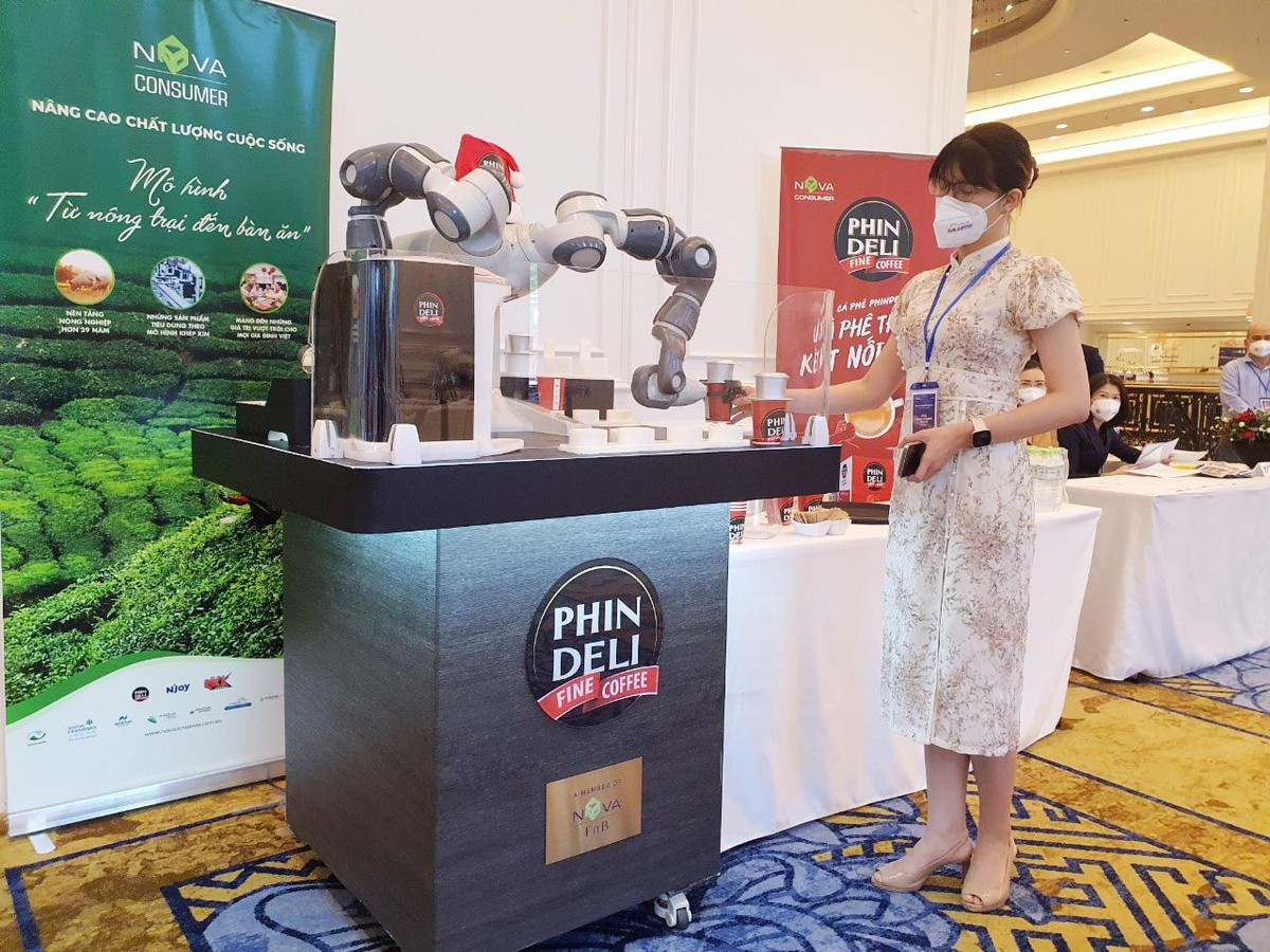 Trải nghiệm thưởng thức cà phê do Robot pha tại diễn đàn. Trải nghiệm thưởng thức cà phê do Robot pha tại diễn đàn.