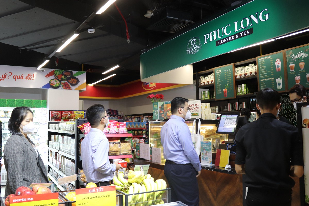 Bên trong một cửa hàng bán lẻ theo mô hình mini-mall. Bên trong một cửa hàng bán lẻ theo mô hình mini-mall.