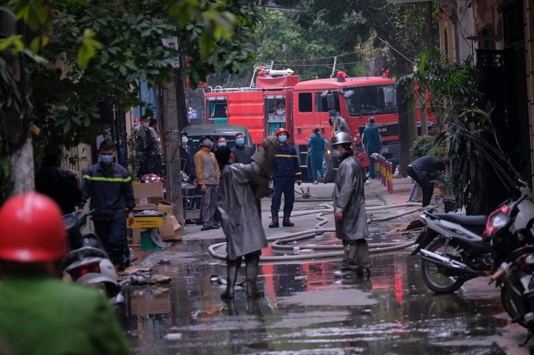 Lực lượng chức năng điều khoảng 6 xe chữa cháy tới hiện trường (Ảnh: Nguyễn Sơn).