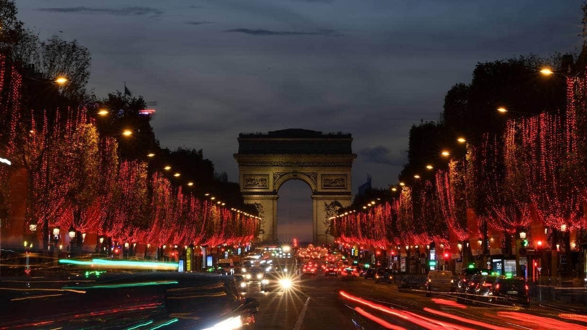 Màn bắn pháo hoa ở Đại lộ Champ Elysee sẽ không được tổ chức trong năm nay. Màn bắn pháo hoa ở Đại lộ Champ Elysee sẽ không được tổ chức trong năm nay.