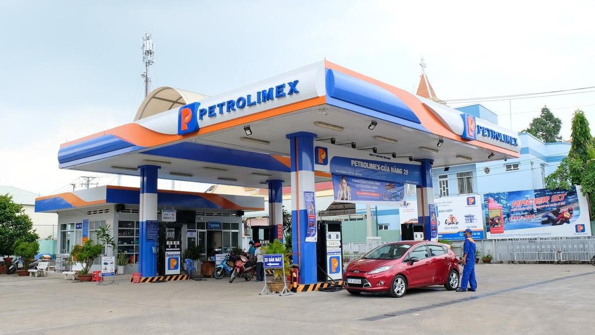 Nhân viên Cửa hàng xăng dầu số 29 của Petrolimex Tiền Giang phục vụ khách hàng thanh toán không dùng tiền mặt. Nhân viên Cửa hàng xăng dầu số 29 của Petrolimex Tiền Giang phục vụ khách hàng thanh toán không dùng tiền mặt.