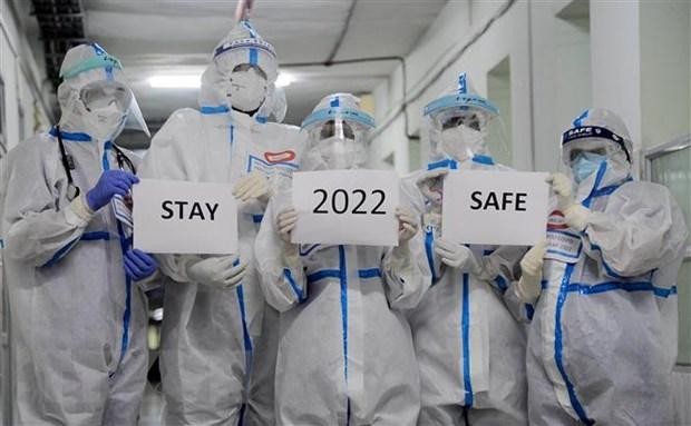 Nhân viên y tế tại Bangalore, Ấn Độ đón chào Năm mới 2022 với hy vọng bình an. (Ảnh: THX/TTXVN). Nhân viên y tế tại Bangalore, Ấn Độ đón chào Năm mới 2022 với hy vọng bình an. (Ảnh: THX/TTXVN).