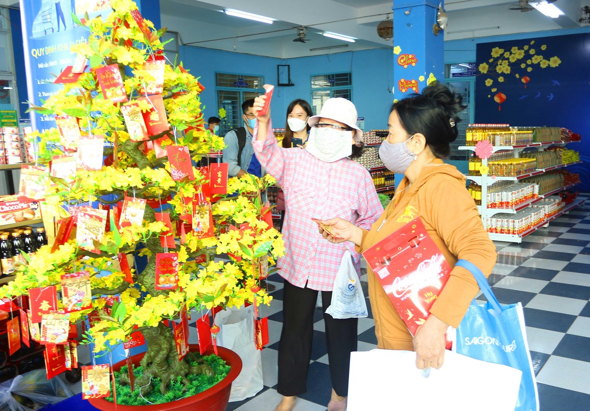 Người lao động khó khăn còn được hái lộc xuân sau khi mua sắm. Người lao động khó khăn còn được hái lộc xuân sau khi mua sắm.