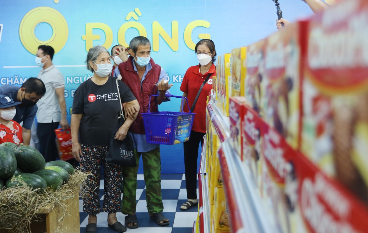 Vợ chồng cô Nguyễn Thị Vàng ( Quận Phú Nhuận) dắt tay nhau đến siêu thị 0 đồng chọn hàng. Vợ chồng cô Nguyễn Thị Vàng ( Quận Phú Nhuận) dắt tay nhau đến siêu thị 0 đồng chọn hàng.