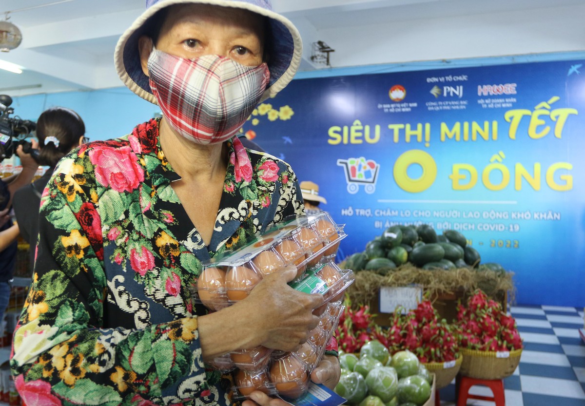 Chuỗi siêu thị dự kiến giúp đỡ hơn 25.000 hộ gia đình lao động khó khăn có thêm niềm vui, bớt đi lo toan mua sắm ngày Tết. Chuỗi siêu thị dự kiến giúp đỡ hơn 25.000 hộ gia đình lao động khó khăn có thêm niềm vui, bớt đi lo toan mua sắm ngày Tết.