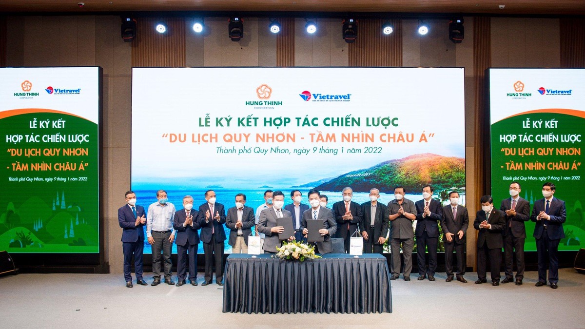 Ông Nguyễn Đình Trung – Chủ tịch Tập đoàn Hưng Thịnh (bên trái) và ông Nguyễn Quốc Kỳ - Chủ tịch HĐQT Vietravel (bên phải) ký kết hợp tác chiến lược toàn diện giữa Tập đoàn Hưng Thịnh và Công ty Vietravel.