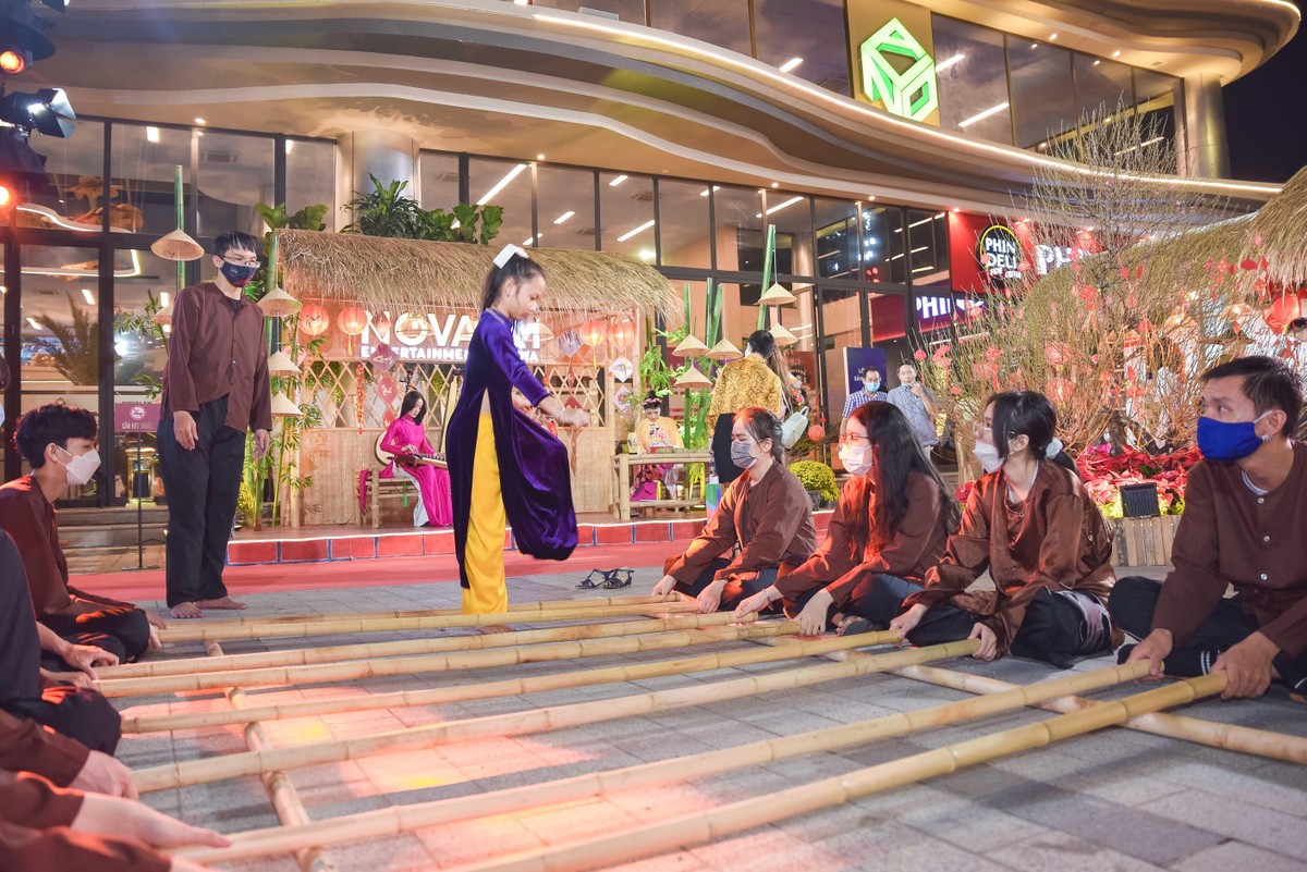 Và chơi nhảy sạp.