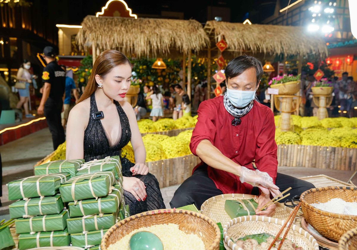 Các bạn gái học cách gói bánh chưng ngày tết từ các nghệ nhân.