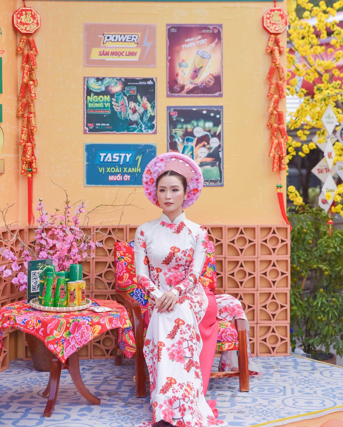 Các thiếu nữ vận áo dài chụp hình xuân.