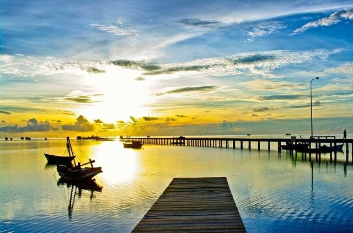 Bình minh trên làng chài cổ 100 năm Hàm Ninh. Bình minh trên làng chài cổ 100 năm Hàm Ninh.