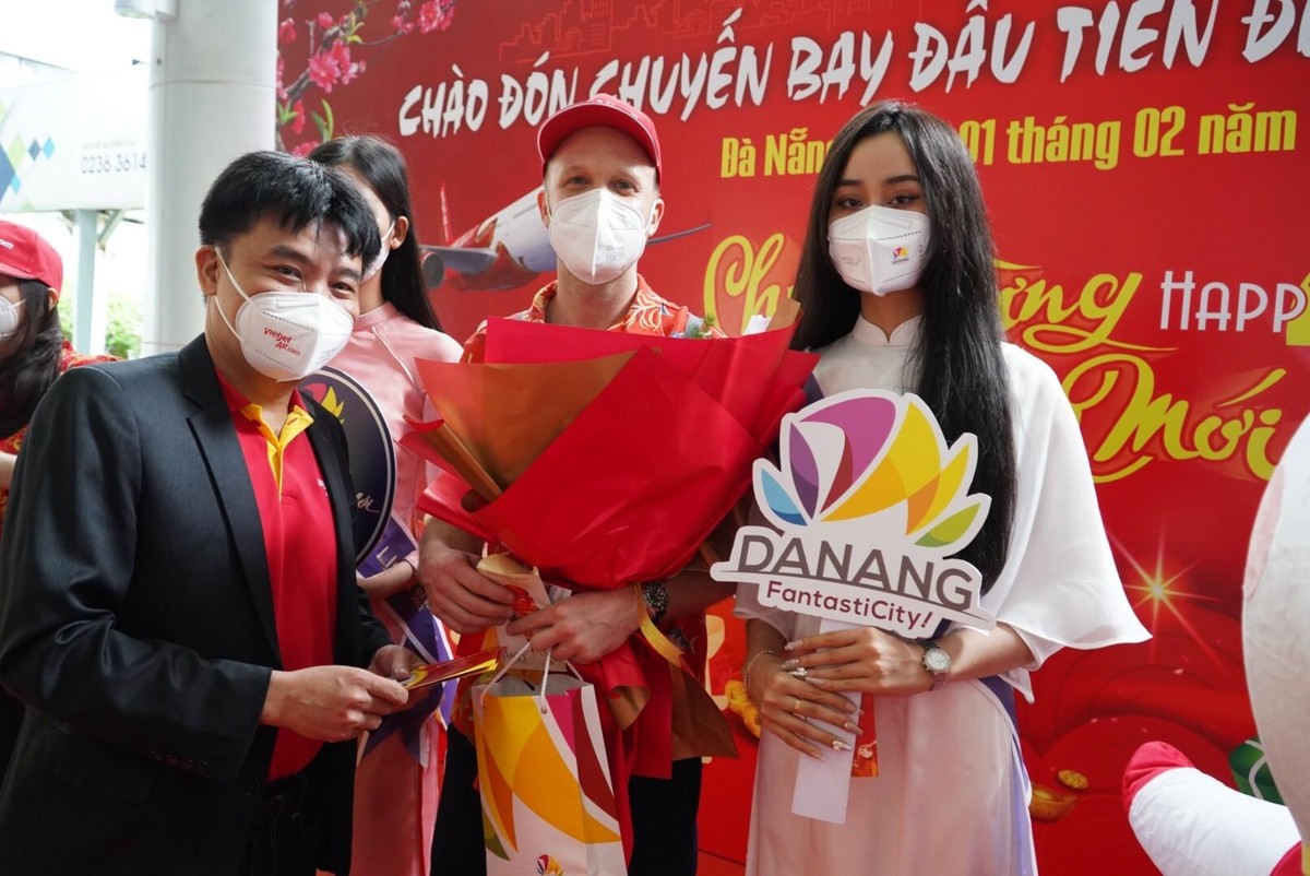 Giám đốc Chi nhánh Miền Trung Vietjet Trần Hoàng Linh đã có mặt tại sân bay để đón chào những hành khách đầu tiên cùng lãnh đạo Trung tâm Xúc tiến Du lịch, Sở Du lịch Đà Nẵng.