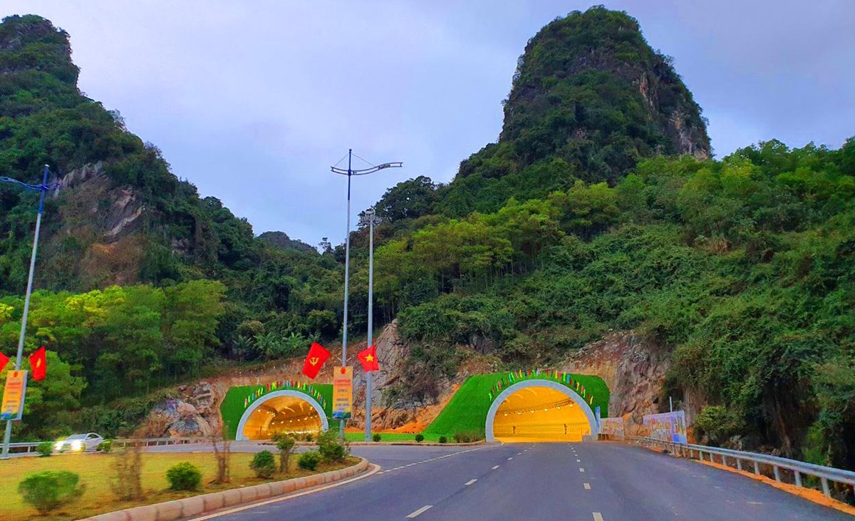 Cảm giác đi xuyên núi đá cũng rất thích thú. Hạng mục đường hầm xuyên núi đá dài 235 m được coi là phần việc khó nhất của tuyến đường Dự án đường ven biển. Cảm giác đi xuyên núi đá cũng rất thích thú. Hạng mục đường hầm xuyên núi đá dài 235 m được coi là phần việc khó nhất của tuyến đường Dự án đường ven biển.