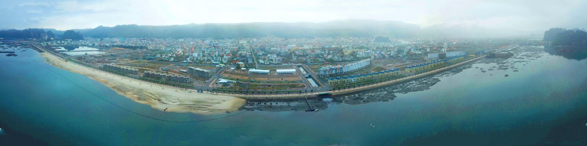 Toàn cảnh tuyến đường đi ngang qua các phường Cẩm Thành, Cẩm Bình, Cẩm Đông của thành phố Cẩm Phả. Toàn cảnh tuyến đường đi ngang qua các phường Cẩm Thành, Cẩm Bình, Cẩm Đông của thành phố Cẩm Phả.