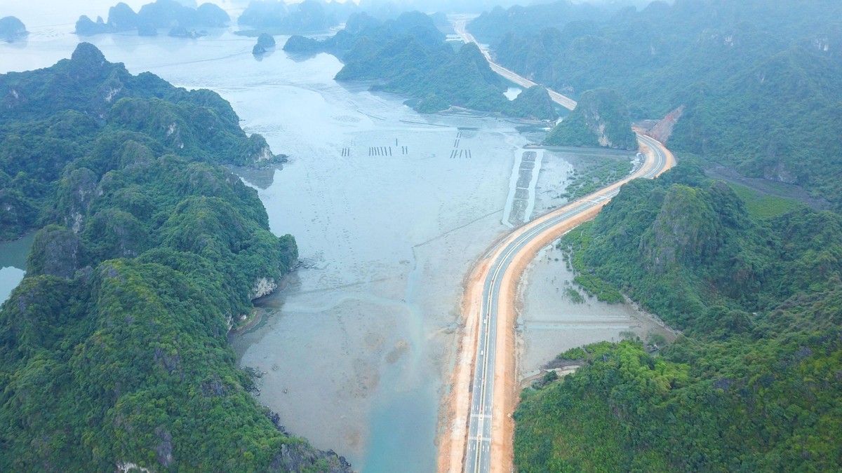 Có thể thấy, khó địa phương nào có đường ven biển độc đáo bao quanh bởi biển và các dãy núi hùng vỹ như tại Cẩm Phả. Có thể thấy, khó địa phương nào có đường ven biển độc đáo bao quanh bởi biển và các dãy núi hùng vỹ như tại Cẩm Phả.