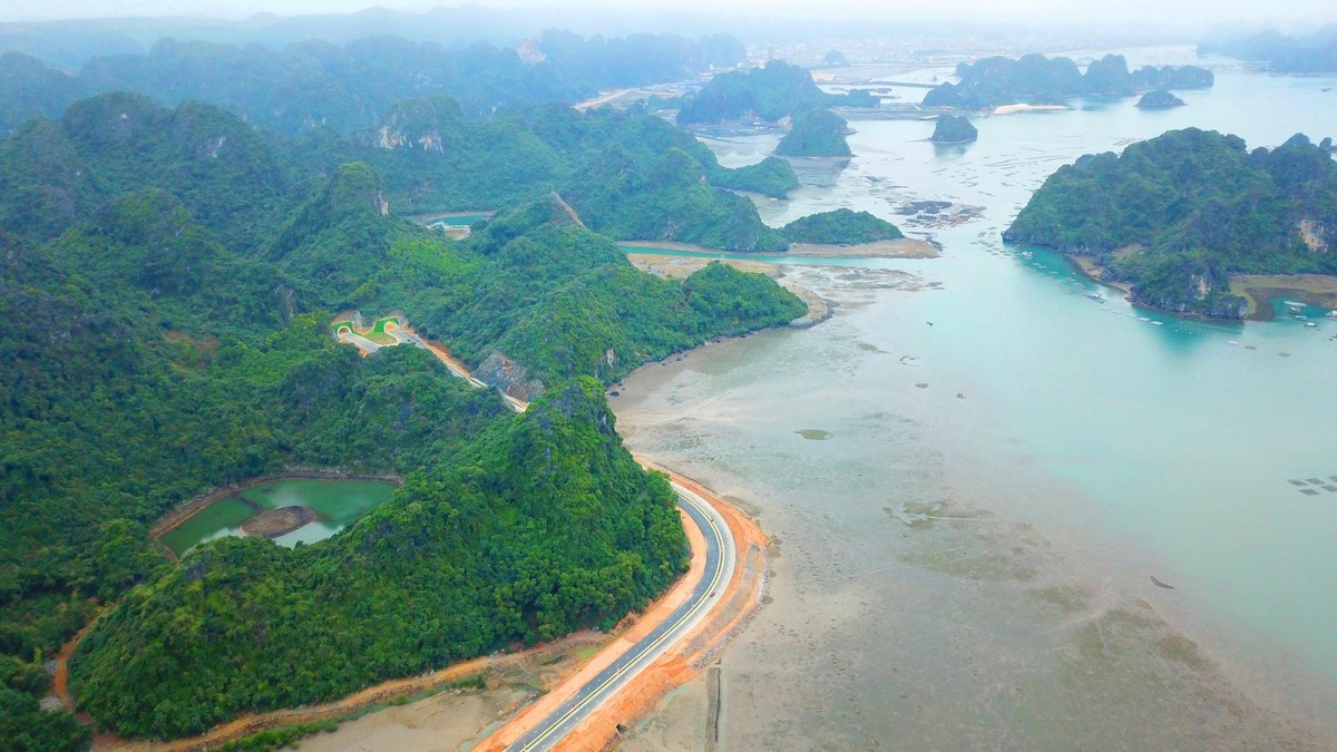 Khi đi vào hoạt động tuyến đường này không chỉ góp phần giảm tải cho QL 18 hiện nay mà nó còn mở ra không gian phát triển về du lịch cho hai TP ven biển Hạ Long và Cẩm Phả. Khi đi vào hoạt động tuyến đường này không chỉ góp phần giảm tải cho QL 18 hiện nay mà nó còn mở ra không gian phát triển về du lịch cho hai TP ven biển Hạ Long và Cẩm Phả.