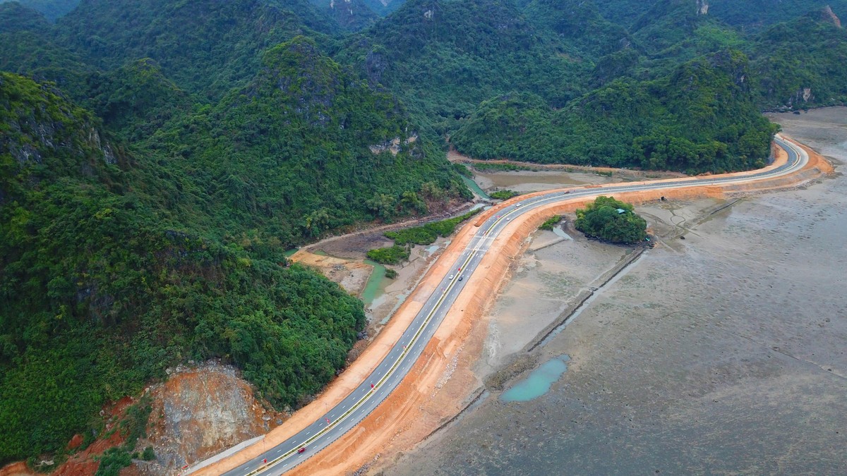 Và khi tuyến đường đi vào khai thác thì đây sẽ là tuyến đường ven biển có cảnh quan đẹp bậc nhất cả nước, tạo ra không gian mới và trở thành điểm nhấn tham quan du lịch, tăng sức hấp dẫn cho du khách trong và ngoài nước khi đến với Hạ Long. Và khi tuyến đường đi vào khai thác thì đây sẽ là tuyến đường ven biển có cảnh quan đẹp bậc nhất cả nước, tạo ra không gian mới và trở thành điểm nhấn tham quan du lịch, tăng sức hấp dẫn cho du khách trong và ngoài nước khi đến với Hạ Long.