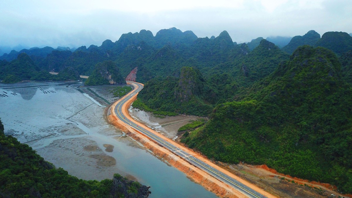 Dự án còn góp phần hình thành trục phát triển không gian, kết nối các đô thị quan trọng, tạo động lực phát triển đô thị phía Đông của tỉnh Quảng Ninh, kết nối Vịnh Hạ Long và Vịnh Bái Tử Long phù hợp với quy hoạch tổng thể tuyến đường bộ ven biển Việt Nam của Chính phủ. Dự án còn góp phần hình thành trục phát triển không gian, kết nối các đô thị quan trọng, tạo động lực phát triển đô thị phía Đông của tỉnh Quảng Ninh, kết nối Vịnh Hạ Long và Vịnh Bái Tử Long phù hợp với quy hoạch tổng thể tuyến đường bộ ven biển Việt Nam của Chính phủ.