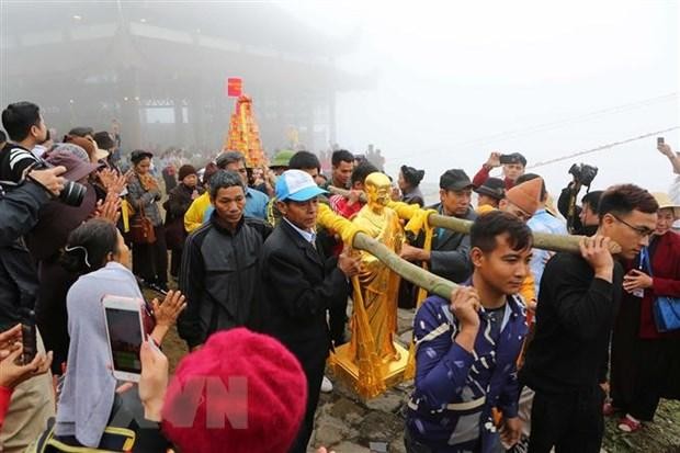 Lễ cung nghinh Tôn tượng Tam Tổ Trúc Lâm từ chốn Tổ chùa Vĩnh Nghiêm lên chùa Thượng Tây Yên Tử, thuộc Khu di tích danh thắng Tây Yên Tử (huyện Sơn Động, tỉnh Bắc Giang). (Ảnh: Thành Đạt/TTXVN). Lễ cung nghinh Tôn tượng Tam Tổ Trúc Lâm từ chốn Tổ chùa Vĩnh Nghiêm lên chùa Thượng Tây Yên Tử, thuộc Khu di tích danh thắng Tây Yên Tử (huyện Sơn Động, tỉnh Bắc Giang). (Ảnh: Thành Đạt/TTXVN).