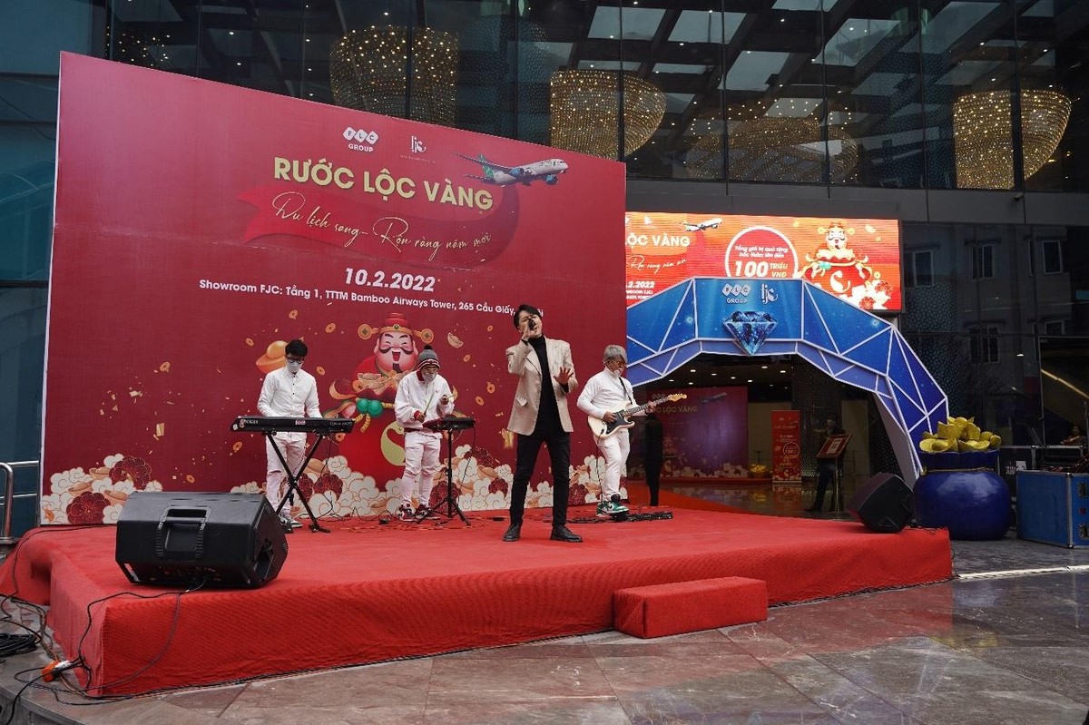 Tại sự kiện, ngoài trải nghiệm mua sắm, khách hàng FJC thưởng thức chương trình nghệ thuật đặc sắc và nhiều hoạt động náo nhiệt.