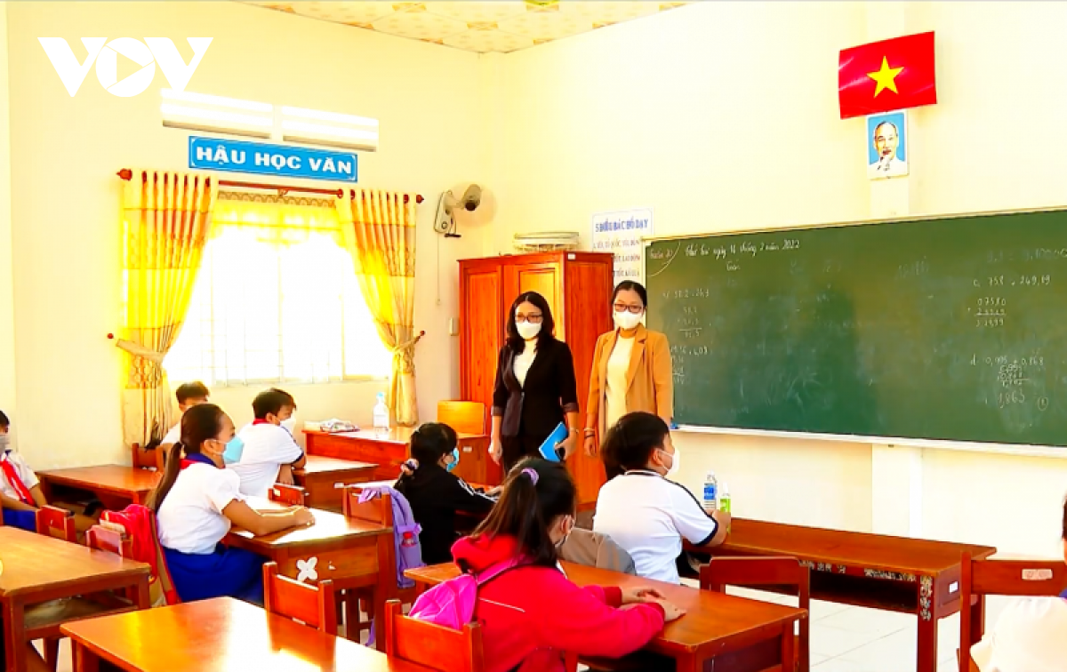 Mấy ngày qua, Bà Nguyễn Thị Quyên Thanh (đứng bên phải) Phó chủ tịch UBND tỉnh thường xuyên đi kiểm tra công tác phòng chống dịch bệnh tại các trường học. Mấy ngày qua, Bà Nguyễn Thị Quyên Thanh (đứng bên phải) Phó chủ tịch UBND tỉnh thường xuyên đi kiểm tra công tác phòng chống dịch bệnh tại các trường học.