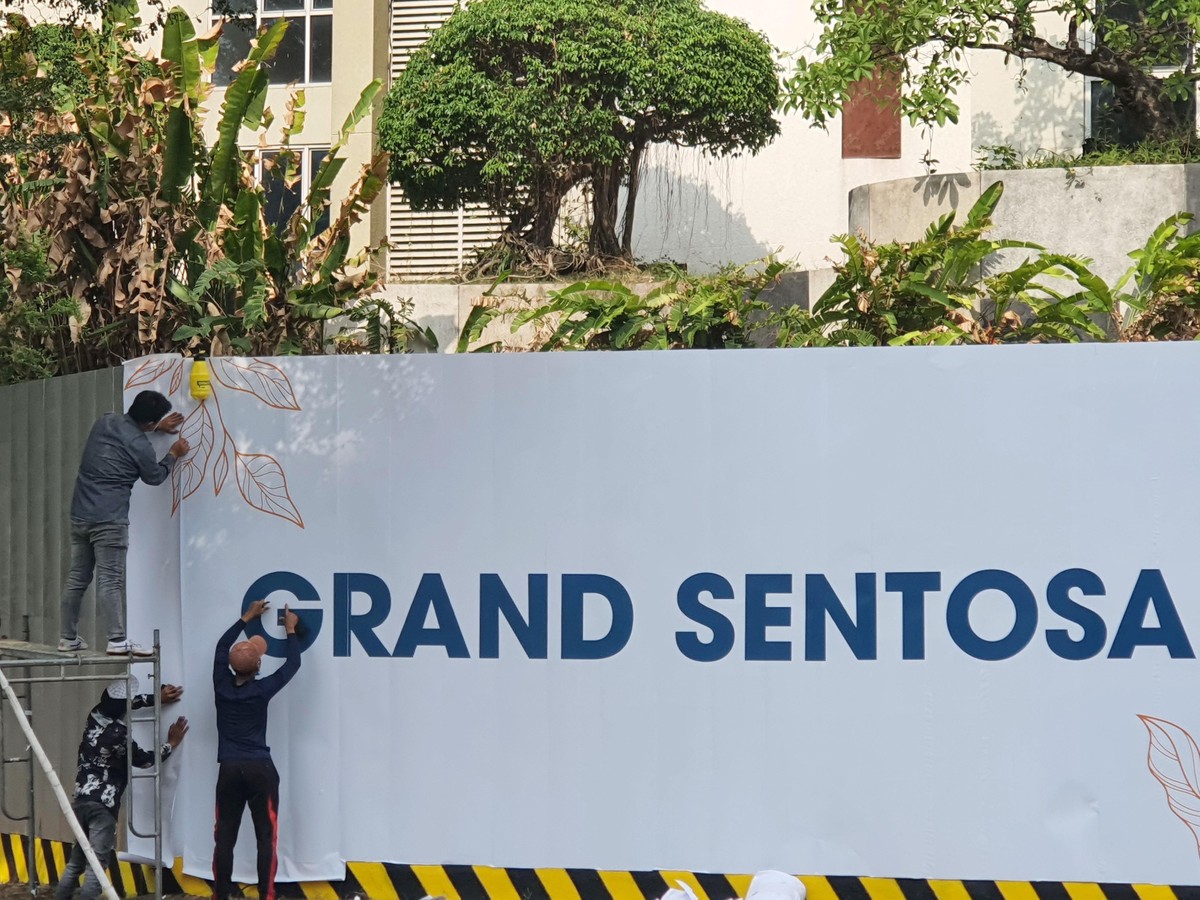 Sáng ngày 23/2, công nhân đã treo biển mới với tên gọi Grand Sentosa. Sáng ngày 23/2, công nhân đã treo biển mới với tên gọi Grand Sentosa.