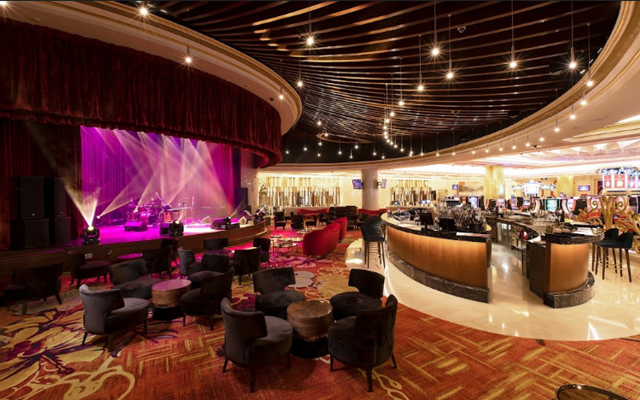 Quầy bar và sân khấu với âm thanh ánh sáng đẳng cấp của Corona Resort & Casino. Quầy bar và sân khấu với âm thanh ánh sáng đẳng cấp của Corona Resort & Casino.